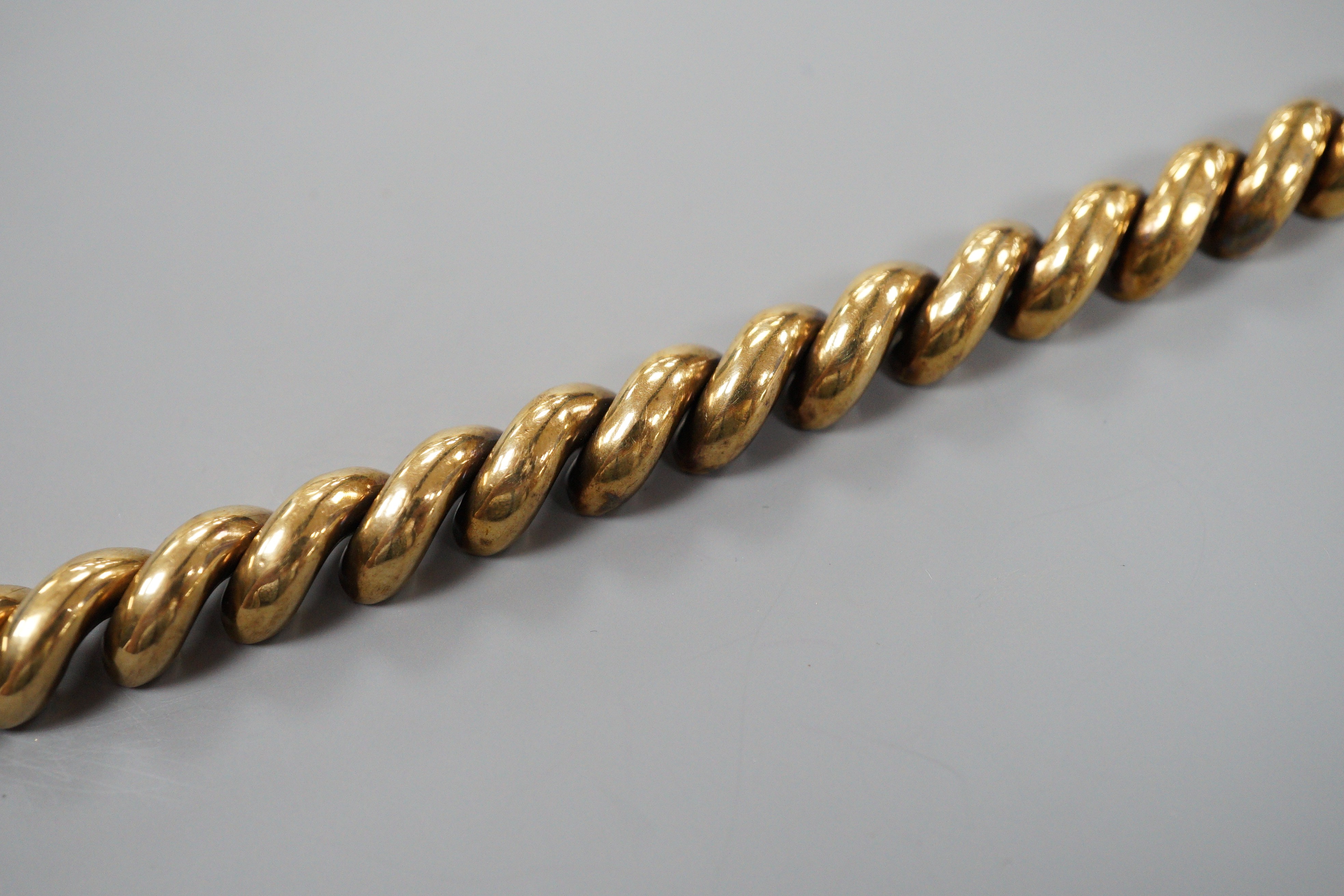 A 375 yellow metal hollow link bracelet, 18.5cm, 21.9 grams.
